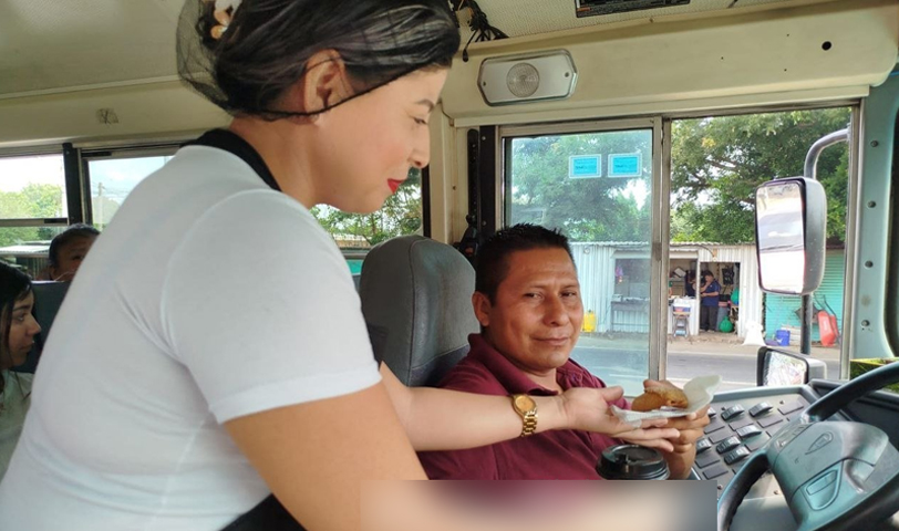 Popular panadería se suma a las muestras de agradecimiento a motoristas del transporte público