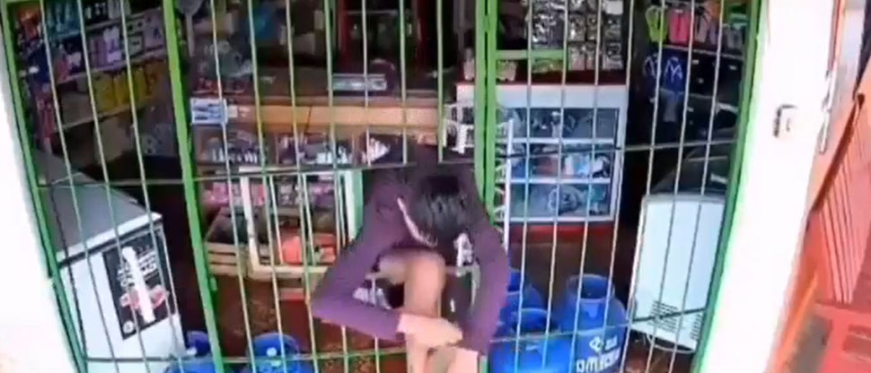Paraguay: Al estilo contorsionista, sujeto ingresa a robar a una tienda