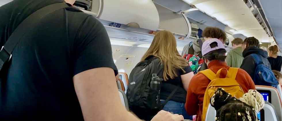 Multarán a pasajeros de avión impacientes que se levanten antes de tiempo