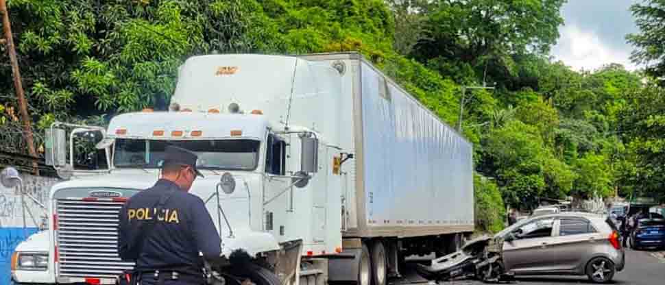 Habilitan paso vehicular tras fuerte choque en San Marcos