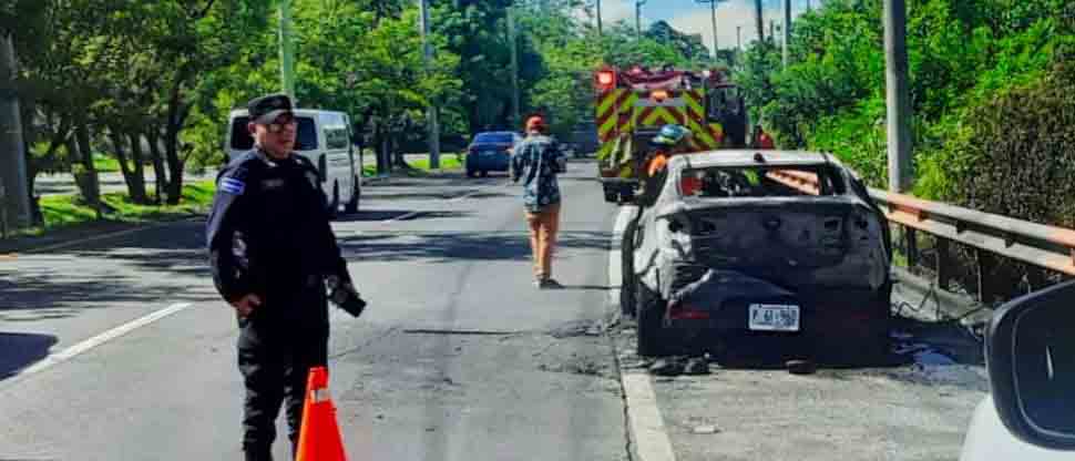Orientan el paso vehicular en la autopista a Comalapa tras incendiarse un vehículo