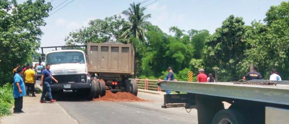Reportan paso cerrado en carretera Troncal del Norte por choque entre camiones