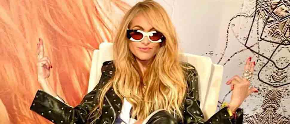 Señalan a Paulina Rubio de aprovecharse de su hijo de 14 años