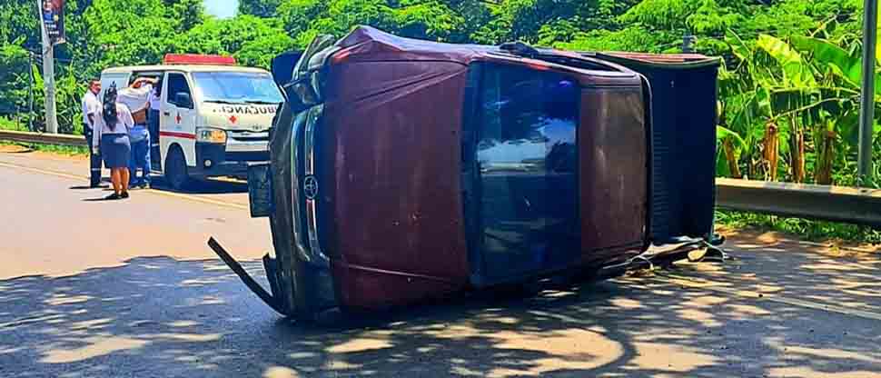 Suben a 3 los lesionados tras volcar un pick up en Sonsonate