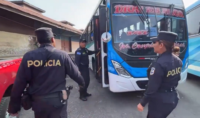 Agentes policiales acompañan recorrido de buses interdepartamentales