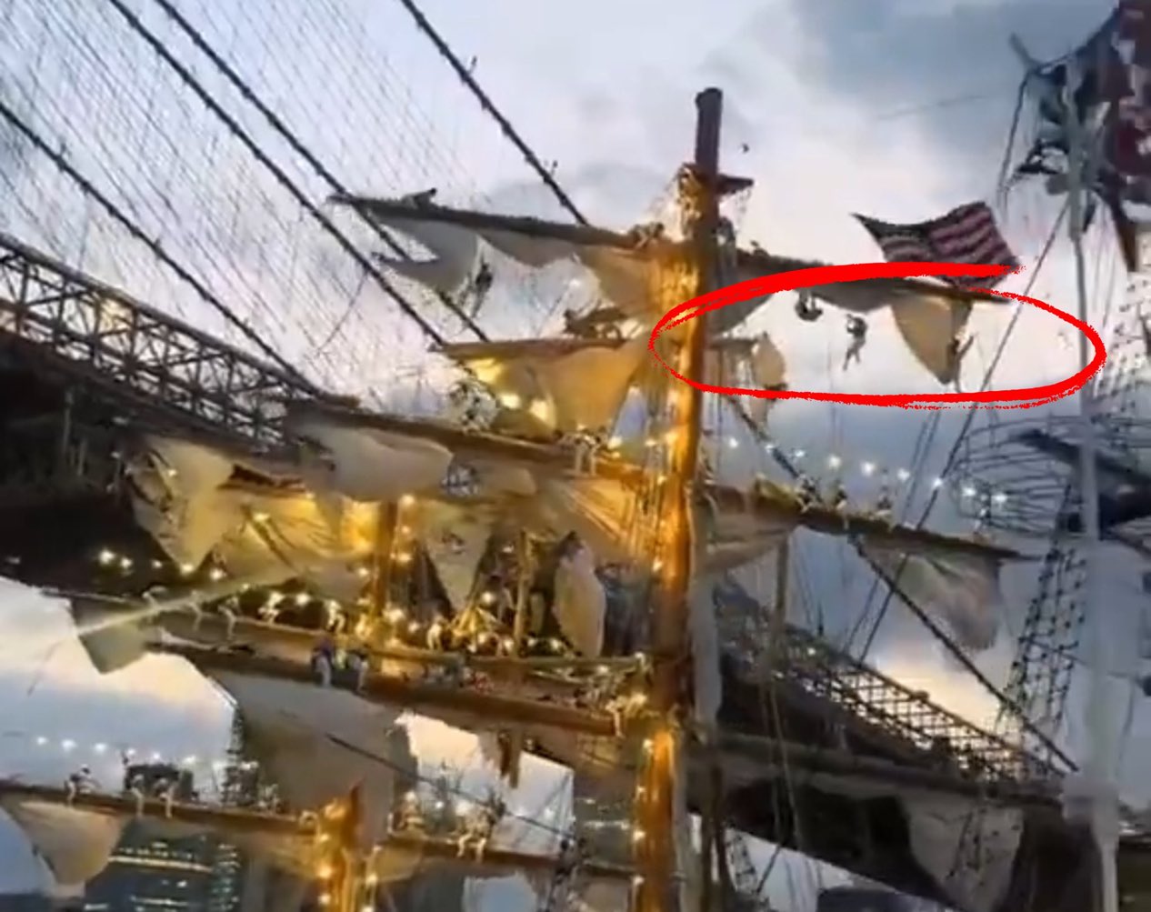 Barco mexicano choca contra el Puente de Brooklyn y deja 12 marineros heridos
