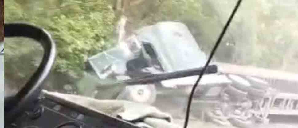 Conductor de rastra pierde el control y se accidenta en San Miguel