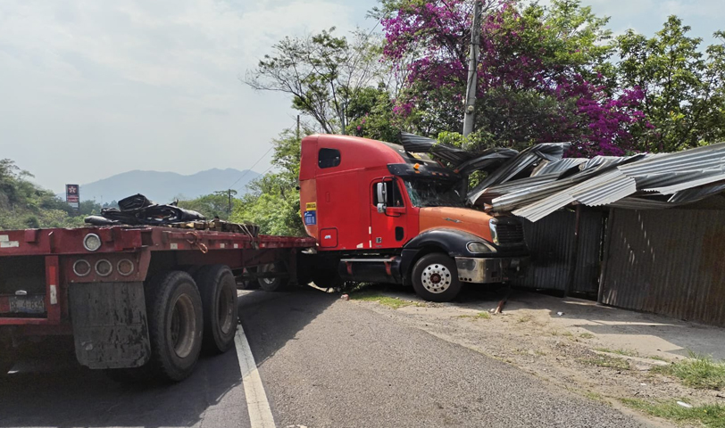 Conductor de rastra pierde el control y se accidenta contra una vivienda en Carretera de Oro