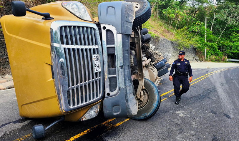 Rastra que transportaba cemento vuelca y bloquea paso vehicular en la Longitudinal del Norte