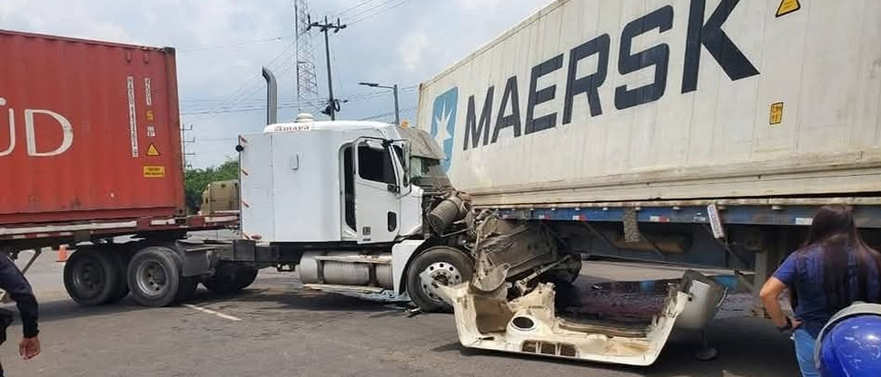 Choque entre dos rastras deja a conductor gravemente lesionado en Sonsonate