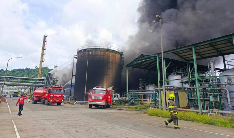 Se incendia principal refinería de combustibles de Ecuador