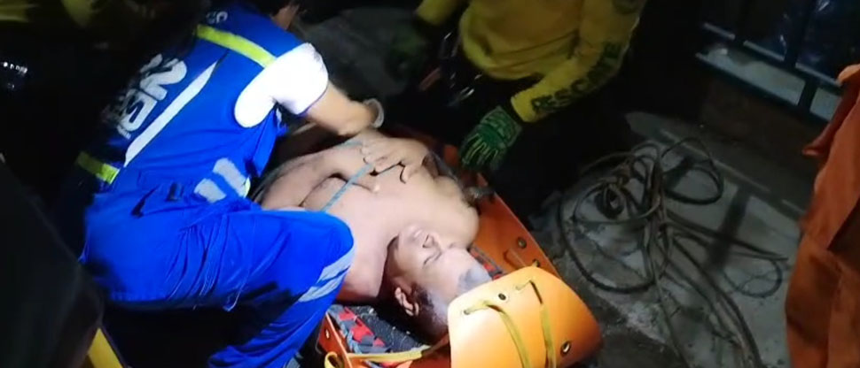 Rescatan a hombre que cayó a un barranco de 30 metros