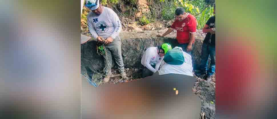 Socorristas rescatan a persona que cayó en barranco