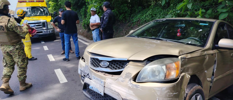 Varias personas pasan por momentos de pánico tras accidentarse vehículo en Sonsonate