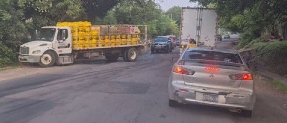 Reportan accidente de tránsito entre un camión y un microbús en San Miguel
