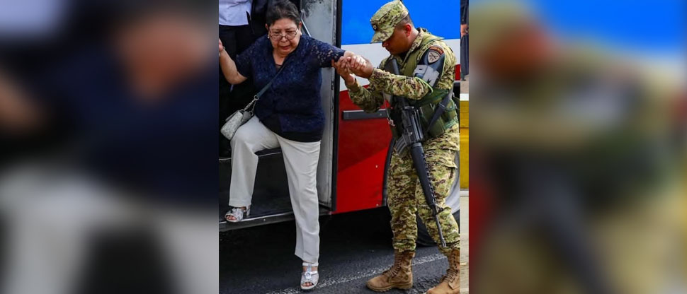 Fuerza Armada apoya a salvadoreños que necesitan abordar el transporte público gratuito