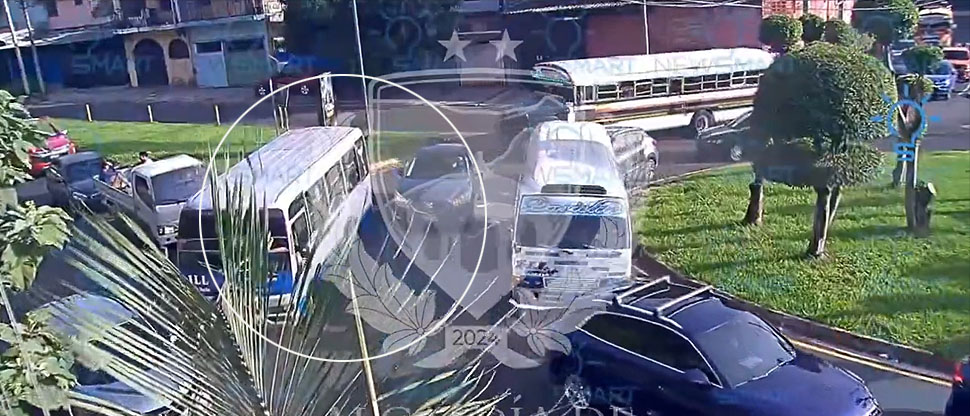 Conductores intentan incorporarse en redondel y terminan chocando en Santa Tecla