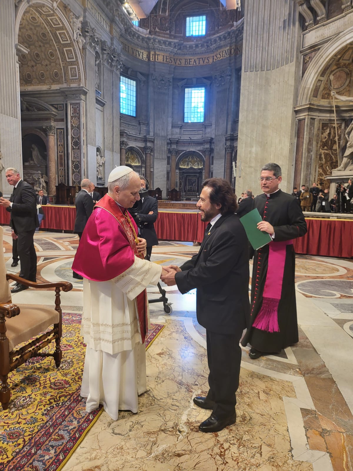 Vicepresidente Ulloa asiste a ceremonia inaugural de papa León XIV