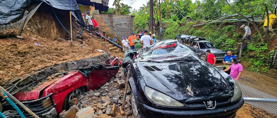 Muro de vivienda colapsa por lluvias y cae sobre dos vehículos en Morazán