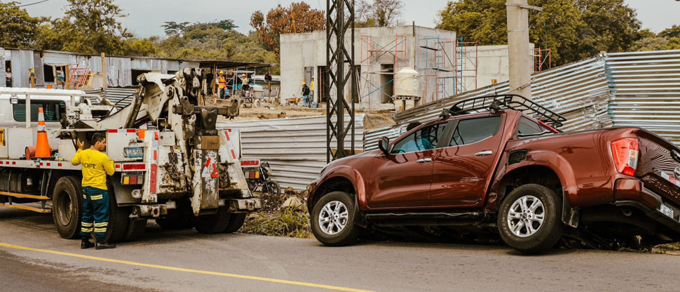 VMT auxilia a conductor que se accidentó en calle al Boquerón