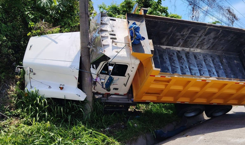 Varios vehículos, entre ellos una volqueta, colisionan sobre la Panamericana Oeste