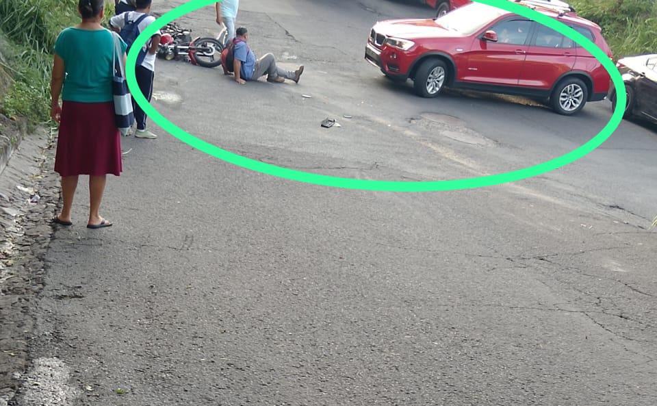Conductor hace maniobra imprudente y atropella a motociclista en calla Agua Caliente