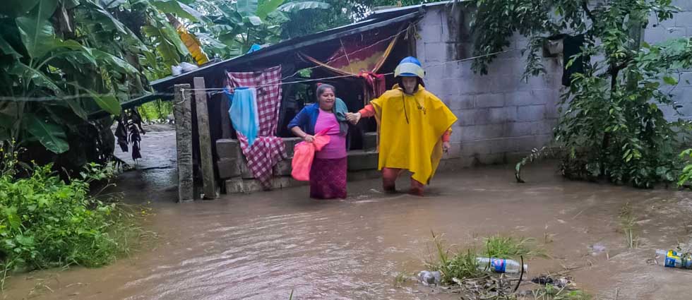 Evacuan a familia tras desborde de río en Chalatenango