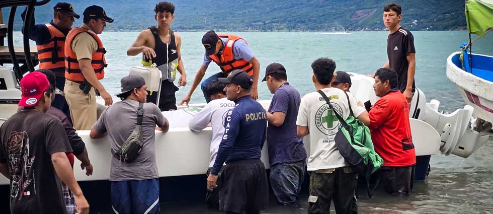 Una joven sufre graves lesiones tras choque de jet ski contra ferry en el lago de Coatepeque