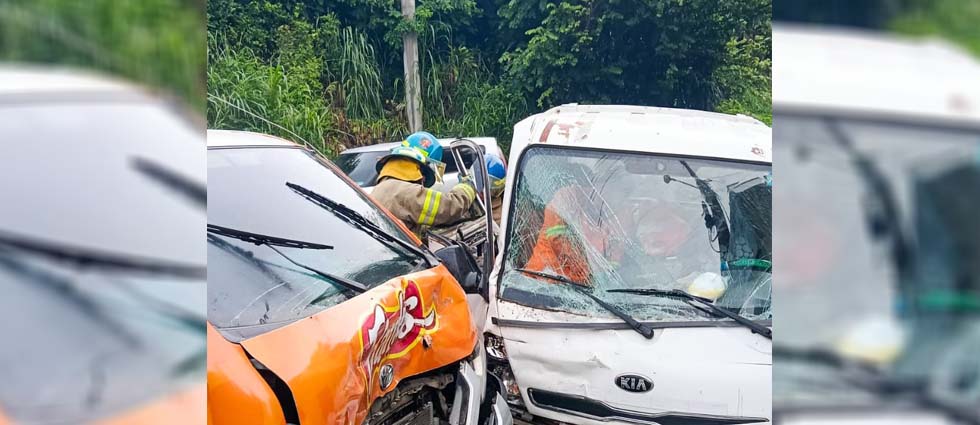 Utilizan equipo hidráulico para liberar a víctima tras fuerte siniestro vial en Sonsonate