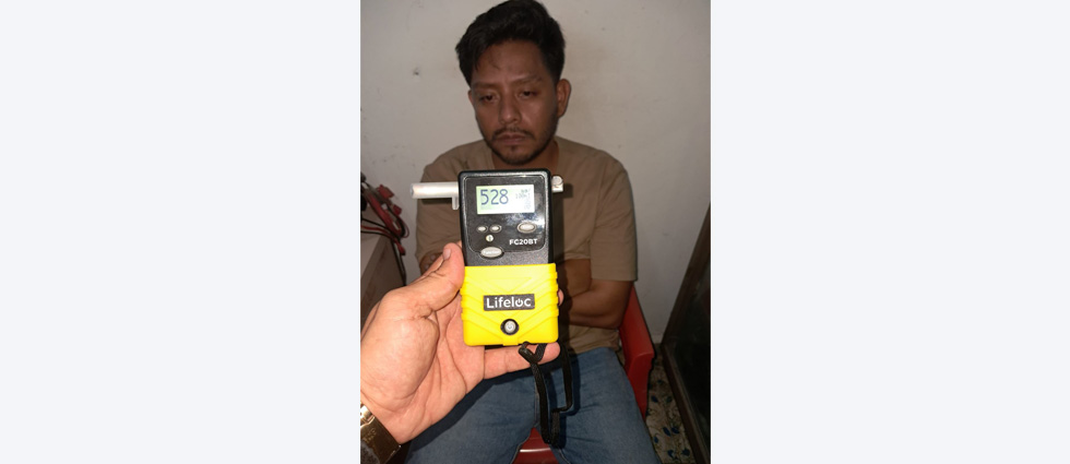 Ebrio al volante provoca dos siniestros viales e intenta fugarse: ¡registró 528 en el alcotest!