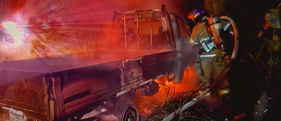 Vehículo acaba en cenizas tras incendiarse en sector de la playa San Diego