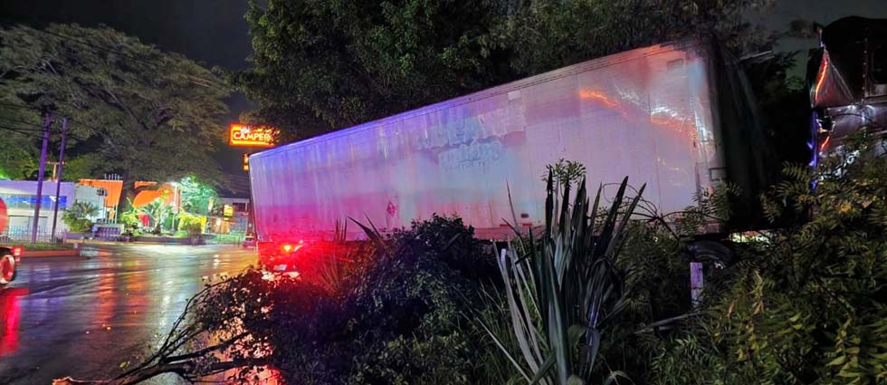 ¡Milagro! Fuerte choque entre camioneta y furgón solo deja daños materiales en La Libertad