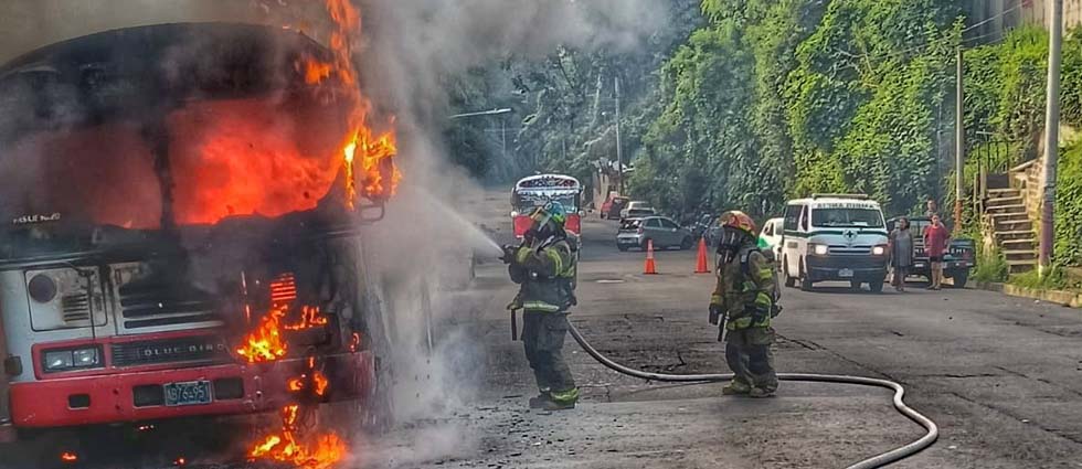 Autobús de la Ruta 2A se incendia calle a Mariona