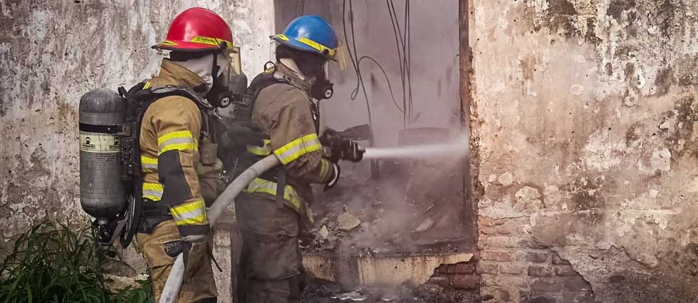 Bomberos sofocan incendio en una vivienda no habitada en Nejapa