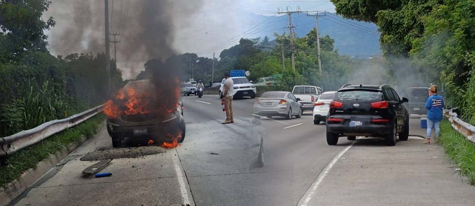 Vehículo se incendia en plena marcha sobre la prolongación del bulevar Constitución