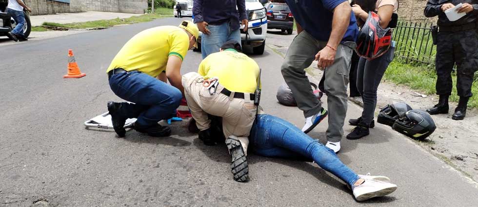 Joven mujer acaba en el hospital tras sufrir siniestro vial en San Salvador
