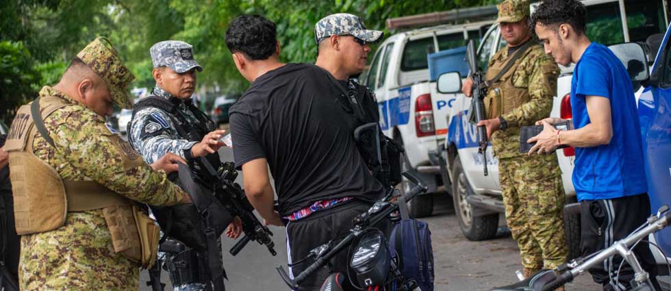 Intensifican registros de autos y personas en cerco de seguridad en San Bartolo