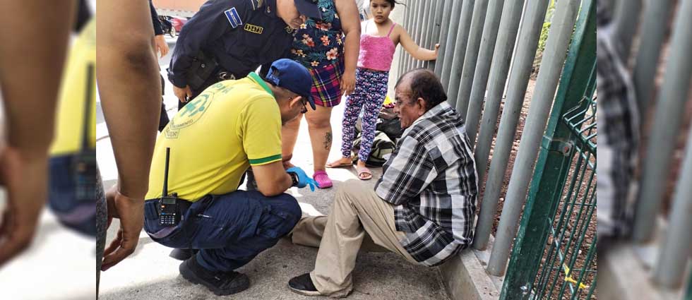 Comandos auxilian a hombre que cayó de un microbús de la Ruta 38-A en Apopa