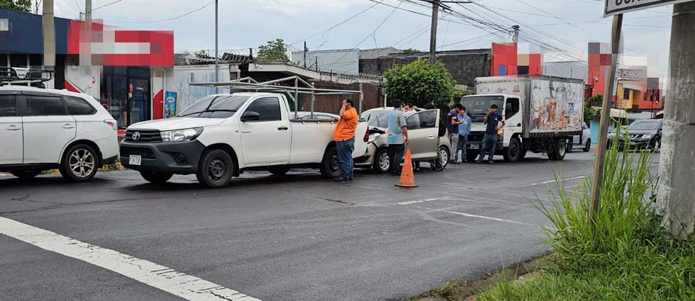 Reportan al menos un lesionado tras triple siniestro vial en la avenida Bernal