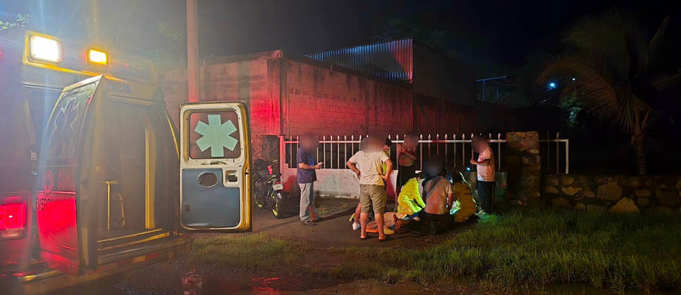 Conductor se accidenta producto de las fuertes lluvias en San Salvador