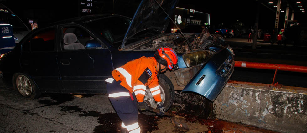 Conductor sufre múltiples lesiones tras impactar contra la valla de seguridad en la 49 avenida Sur
