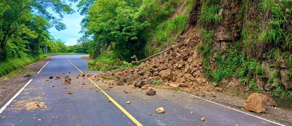 Remueven pequeño derrumbe en la carretera Longitudinal del Norte