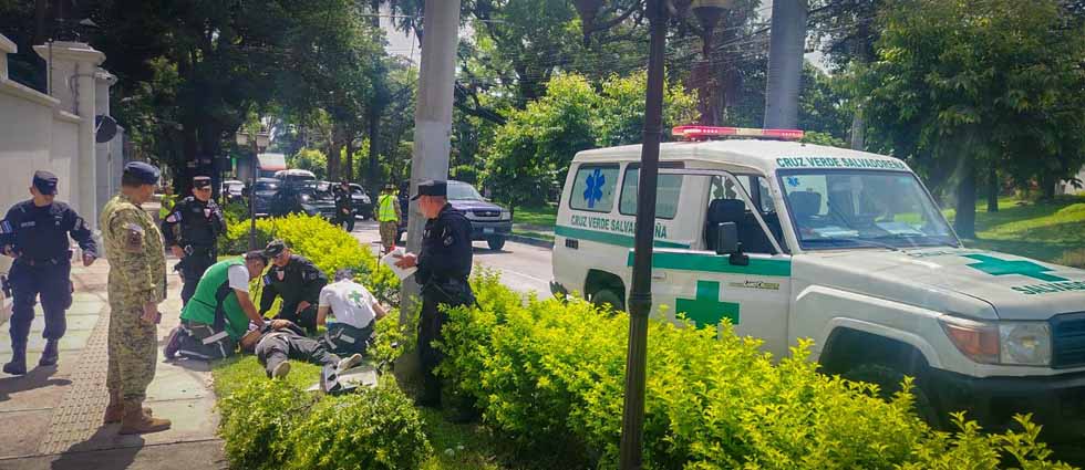 Motociclista impacta contra un poste tras ser embestido por un auto que se dio a la fuga