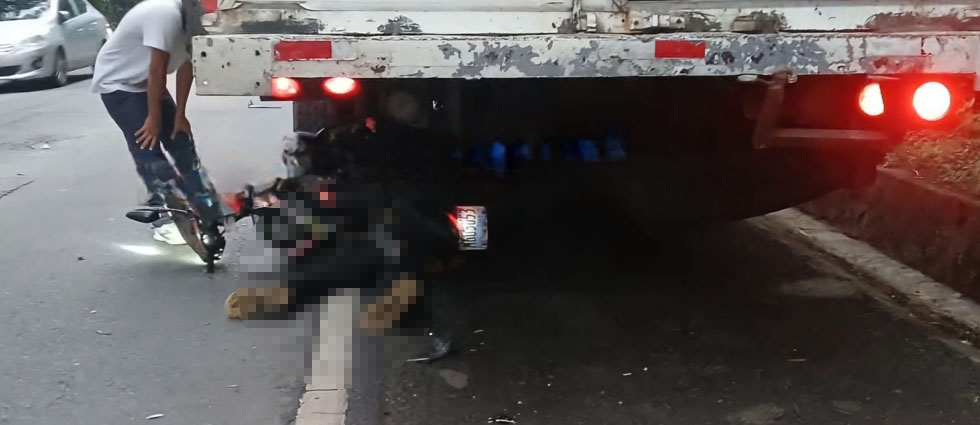 Reportan grave siniestro vial en Santa Ana: conductor quedó bajo un camión