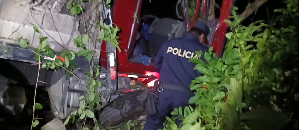 Camión que transportaba ladrillos se precipita a un barranco en Santa Ana