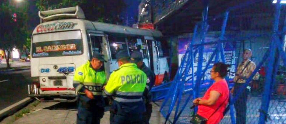 Choque de la 42-B en cercanías del Salvador del Mundo deja 8 víctimas: «La velocidad fue la causa»