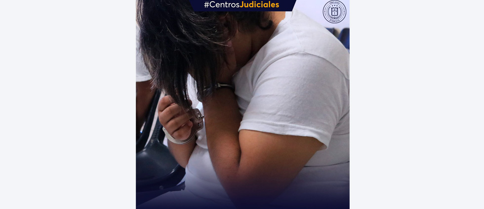 Ordenan juicio contra mujer que fue detenida en transacción de droga en gasolinera de San Salvador
