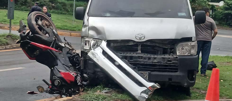 Motocicleta queda incrustada en microbús tras fuerte choque en Ahuachapán