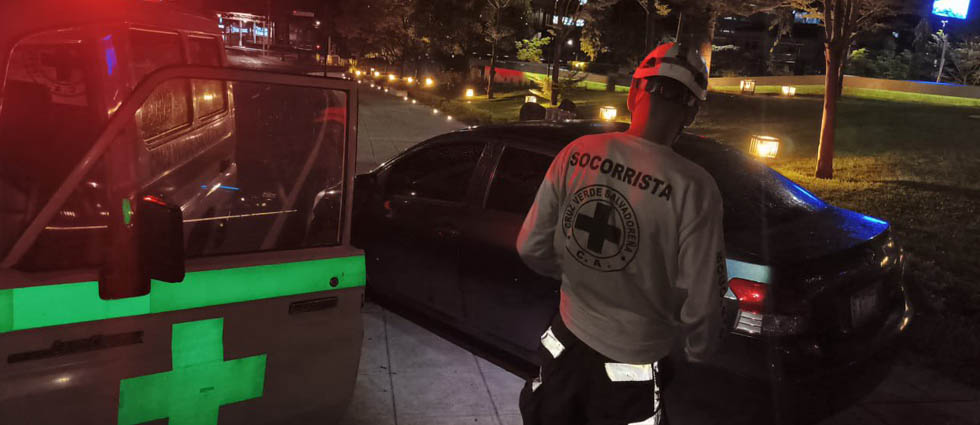Sujetos abandonan vehículo en la plaza Divino Salvador del Mundo tras accidentarse