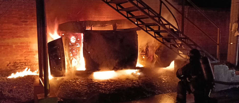 Vehículo se incendia tras chocar contra una pasarela en Ciudad Real